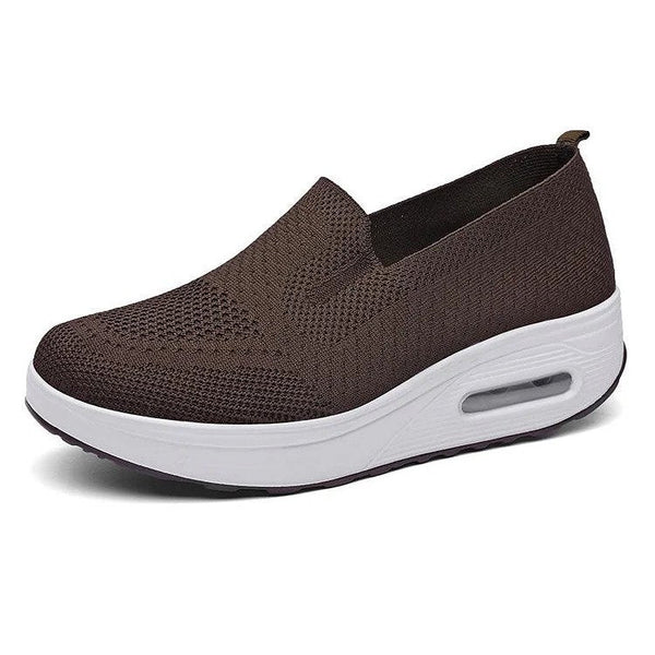 Bruine dames sneaker met ademend mesh bovenwerk en dikke witte zool. Comfortabele instapper, ideaal voor dagelijks gebruik en wandelen.