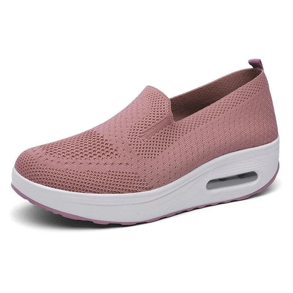 Roze dames sneaker met ademend mesh, verhoogde witte zool en slip-on ontwerp. Comfortabele en modieuze schoenen voor dagelijks gebruik.