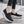 Zwarte dames sneakers met dikke witte zool, ademend mesh materiaal, comfortabele pasvorm, ideaal voor dagelijks gebruik en wandelen.
