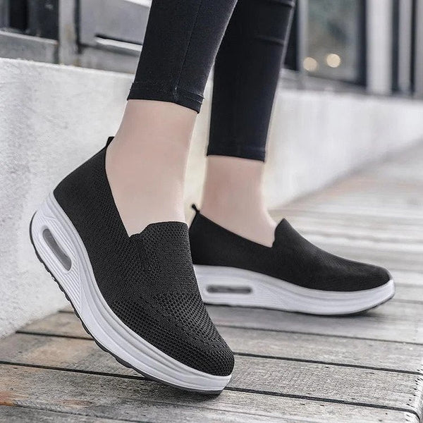 Zwarte dames sneakers met dikke witte zool, ademend mesh materiaal, comfortabele pasvorm, ideaal voor dagelijks gebruik en wandelen.