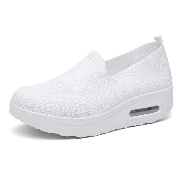 Witte dames sneaker met luchtkussen zool, ademend mesh bovenwerk, slip-on design, comfortabele en modieuze schoenen voor dagelijks gebruik.