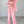 Vrouw in roze gebreid loungepak met vest, top en broek, poseert in minimalistische ruimte. Comfortabele damesmode, trendy loungewear outfit.