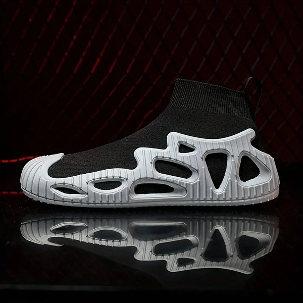 Zwarte sok sneaker met futuristisch wit gesneden zoolontwerp, reflecterend op glanzend oppervlak. Moderne unisex sportschoen, stijlvol en innovatief.
