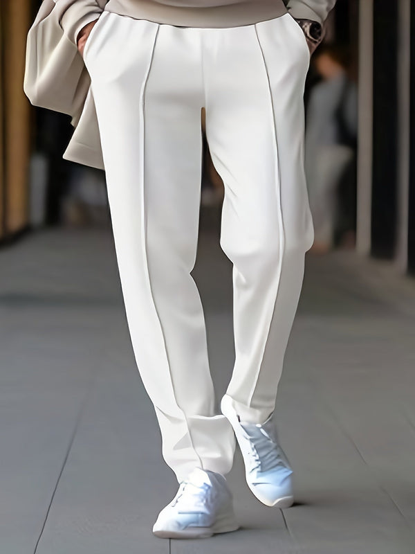 Witte damesbroek met persvouw, gedragen met witte sneakers. Modieuze en elegante outfit voor casual en zakelijke gelegenheden.