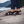 Zwarte sandalen voor dames op een zandstrand, comfortabele zomerschoenen, ideaal voor wandelen langs de kustlijn, modieuze en duurzame sandalen.