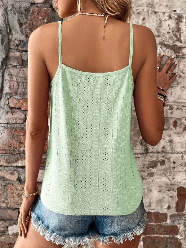 Vrouw in mintgroene gehaakte top en denim shorts tegen bakstenen muur. Zomermode, casual outfit, trendy kledingstijl.