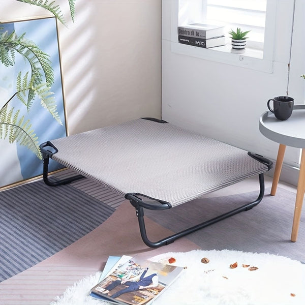 Opvouwbaar hondenbed van wasbaar nylon, geschikt voor kleine tot grote honden, geplaatst in een moderne woonkamer met planten en een bijzettafel.