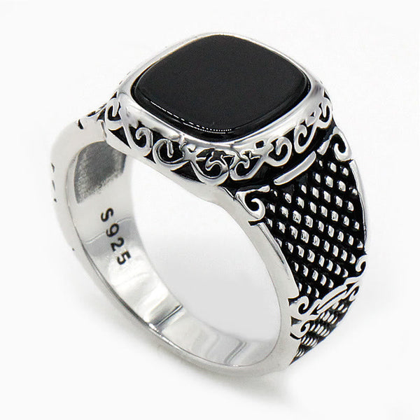Zilveren herenring met zwarte onyx steen, sierlijke gravures en S925 stempel. Stijlvolle ring voor mannen, perfect als modeaccessoire.