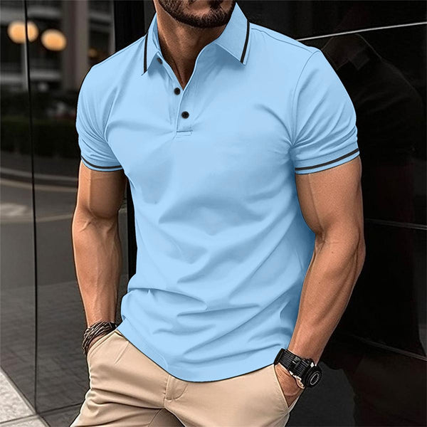 Man in lichtblauw poloshirt met korte mouwen, zwarte knopen en beige broek, poseert buiten. Modieuze herenkleding, casual stijl.