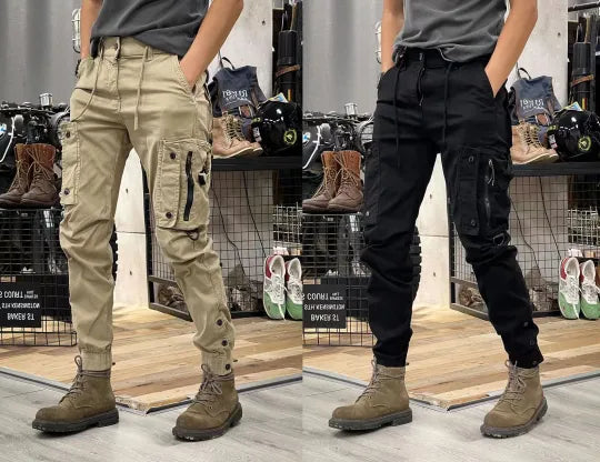 Twee modellen dragen cargobroeken in beige en zwart, gecombineerd met bruine laarzen. Ideaal voor outdoor en casual mode. Beschikbaar in winkel.