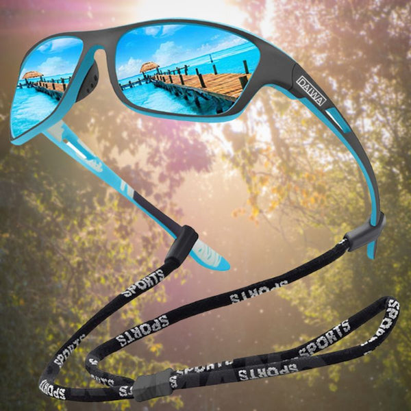 Zonnebril met blauwe lenzen en zwart montuur, weerspiegelt tropisch strand en pier. Ideaal voor outdoor activiteiten en watersport.