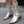 Zilveren cowboylaarzen met houten hak, sierstiksels en puntige neus. Trendy dameslaarzen voor een modieuze, opvallende look.