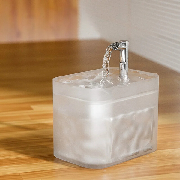 Frosted glazen waterfontein met moderne kraan op houten vloer, minimalistisch design, ideaal voor interieurdecoratie en huisverbetering.