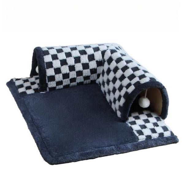 Zwart-wit geruite katten tunnelbed met pluche stof en speeltje, ideaal voor katten om te spelen en rusten. Perfect voor huisdiercomfort en interieur.