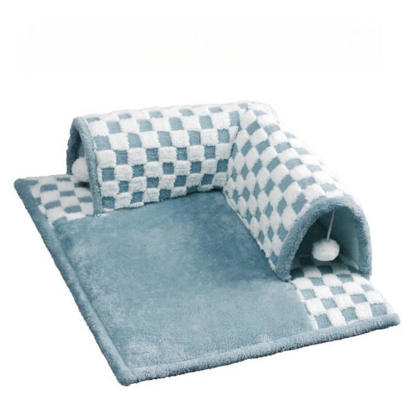 Blauw-wit geruite katten tunnelbed met pluche stof en speeltje, ideaal voor katten om te spelen en rusten. Perfect huisdieraccessoire.