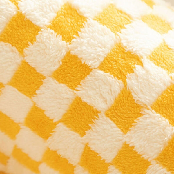 Gele en witte geruite pluche stof, close-up van een kattenbed en tunnel. Zachte, comfortabele materialen voor huisdieren. Perfect voor kattenliefhebbers.