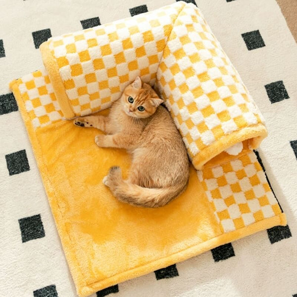 Pluche kattenbed en tunnel in geel-wit geruit patroon, met een kat liggend op het zachte oppervlak. Ideaal voor kattencomfort en speelplezier.