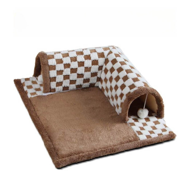Pluche kattenbed en tunnel in bruin-wit geruit design met speeltje, multifunctioneel voor kattenrust en spel. Perfect voor huisdiercomfort.