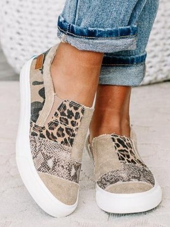 Dames canvas instappers met dierenprint en camouflage, trendy en comfortabel, perfect voor casual outfits. Ideaal voor modebewuste vrouwen.