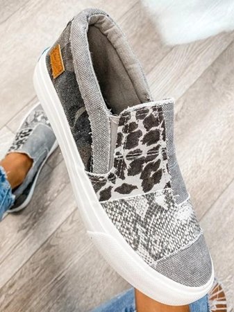 Grijze canvas instappers met dierenprint, trendy en comfortabel, perfect voor casual outfits. Ideaal voor modebewuste shoppers.