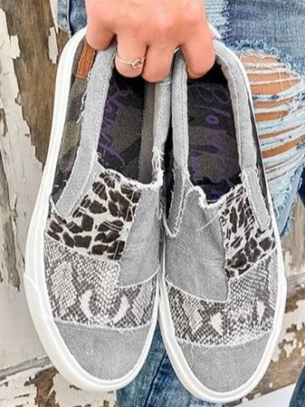 Grijze canvas instappers met dierenprint, trendy en casual, perfect voor dagelijks gebruik. Comfortabele sneakers voor dames, modieuze stijl.