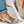 Trendy canvas instappers met camouflage- en luipaardprint, gedragen met opgerolde jeans. Comfortabele damesmode, casual schoenen.