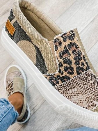 Trendy canvas instappers met dierenprint en dikke witte zool, perfect voor casual outfits. Comfortabele en modieuze schoenen voor dagelijks gebruik.
