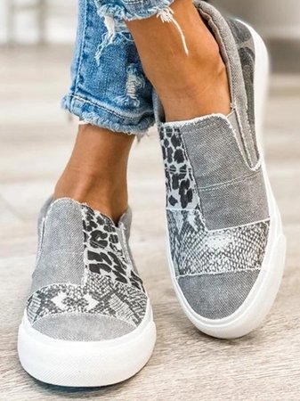 Grijze canvas instappers met dierenprint, trendy en comfortabel, perfect voor casual outfits. Ideaal voor dagelijks gebruik en modieuze looks.