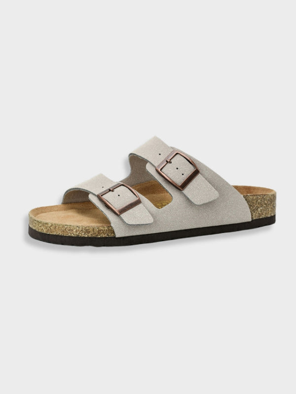Grijze suède sandaal met twee verstelbare gespen en kurken zool, ideaal voor zomerse casual outfits. Comfortabele en stijlvolle sandalen voor dagelijks gebruik.
