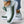 Groene en witte sportschoenen met gebreid bovenwerk, dikke witte zool en gouden enkelketting. Stijlvolle sneakers voor dames, casual en comfortabel.