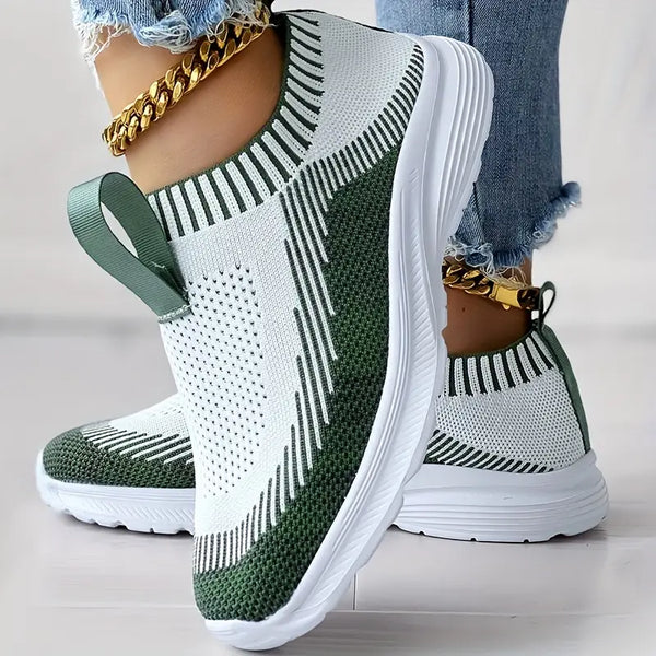 Groene en witte sportschoenen met gebreid bovenwerk, dikke witte zool en gouden enkelketting. Stijlvolle sneakers voor dames, casual en comfortabel.