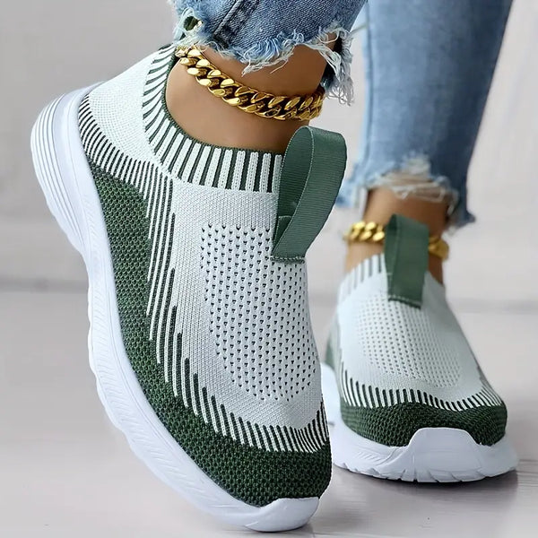 Groene en witte sneakers met gebreid bovenwerk, dikke zool en elastische instap. Modieuze dames sportschoenen, ideaal voor casual en sportieve outfits.