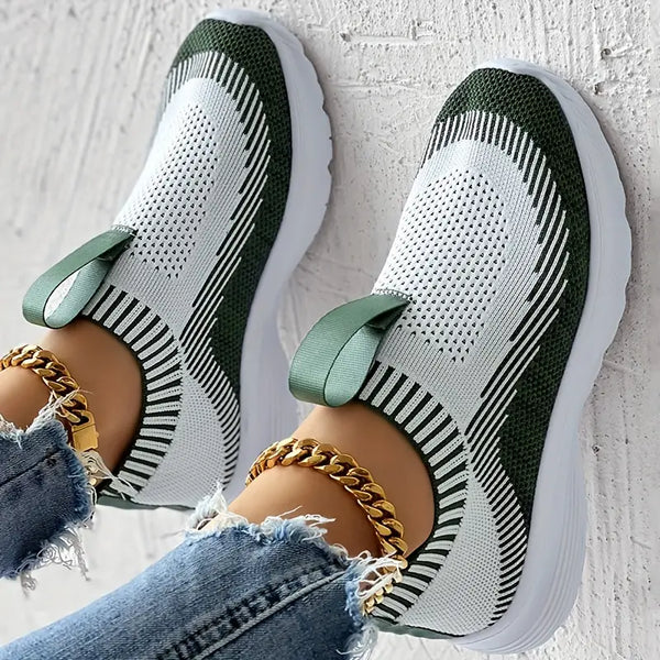Groene en witte sneakers met elastische band, gedragen met gouden enkelbanden en gescheurde jeans. Moderne sportschoenen, comfortabele pasvorm.