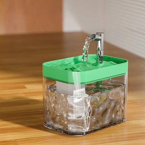 Transparante zeepdispenser met groene deksel en moderne kraan, ideaal voor keuken of badkamer. Stijlvol en functioneel ontwerp voor dagelijks gebruik.