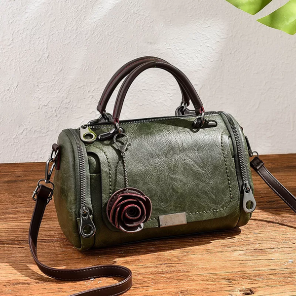 Groene leren handtas met bruine handvatten en rozenhanger, stijlvolle damesmodeaccessoire, perfect voor dagelijks gebruik en trendy outfits.