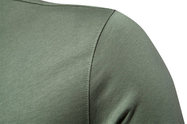 Groene polo van katoenmix, close-up van de schouder en mouw, hoogwaardige stof, casual herenmode, Cocora collectie.