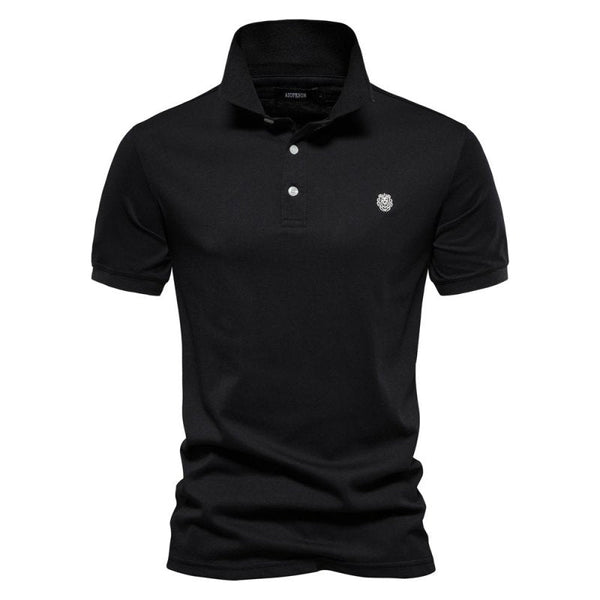 Zwarte polo met korte mouwen, knoopsluiting en geborduurd logo op de borst. Stijlvolle herenkleding, perfect voor casual en zakelijke gelegenheden.