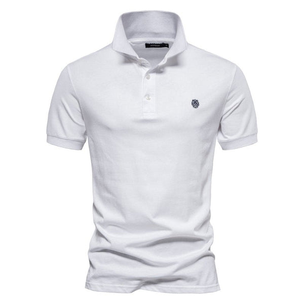 Witte polo met korte mouwen en kraag, voorzien van een subtiel logo op de borst. Ideaal voor casual en zakelijke outfits. Hoogwaardige katoenen stof.