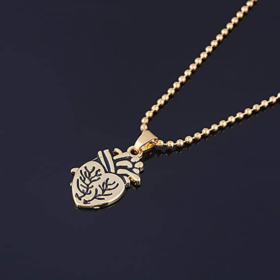 Gouden anatomisch hartketting op zwarte achtergrond, gedetailleerd ontwerp, trendy sieraad, perfect cadeau, moderne stijl, elegante uitstraling.