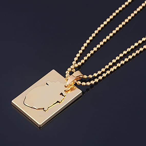 Gouden ketting met rechthoekige hanger en anatomisch hartontwerp, glanzend op zwarte achtergrond. Stijlvolle sieraden voor dames.