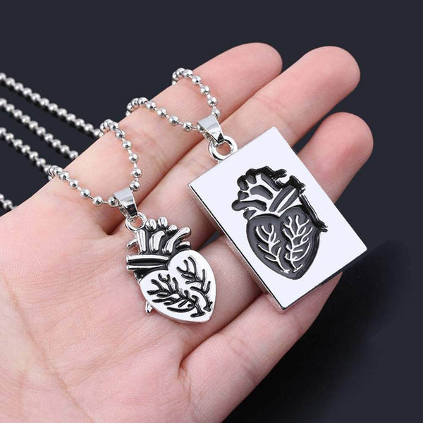 Zilveren anatomisch hartketting en hanger set op hand, moderne sieraden, unisex design, perfect cadeau, stijlvolle accessoire voor elke gelegenheid.