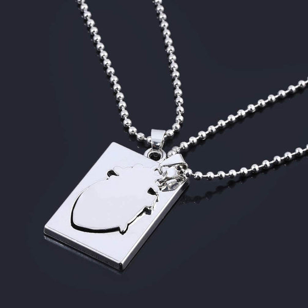 Zilveren ketting met rechthoekige hanger en anatomisch hartontwerp, glanzend en modern, perfect voor stijlvolle sieradenliefhebbers.