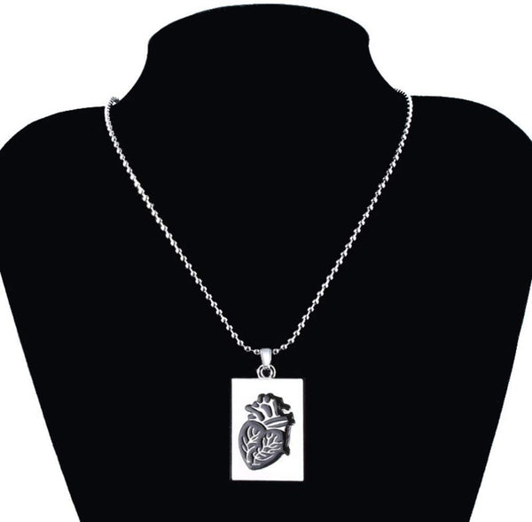 Zilveren ketting met rechthoekige hanger, anatomisch hartontwerp. Stijlvol sieraad, perfect voor modebewuste sieradenliefhebbers.