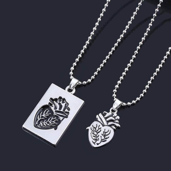 Twee zilveren kettingen met anatomisch hart hanger, moderne sieraden, unisex design, perfect cadeau, stijlvolle accessoires, zilveren ketting.