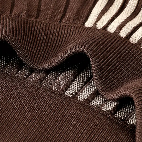 Bruine geribbelde stof close-up, met golvende textuur en beige strepen. Perfect voor modeontwerp, breiwerk en textielinnovatie.