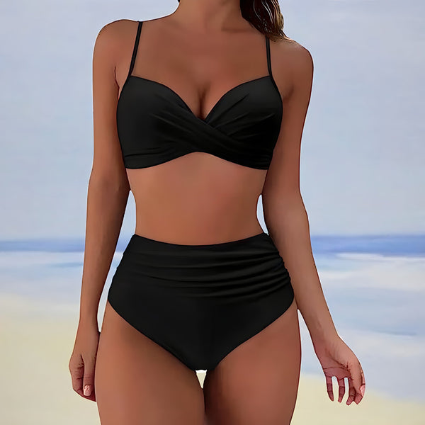 Zwarte bikini dames, hoge taille, strandmode, zomeroutfit, stijlvolle badkleding, strandvakantie, trendy zwemkleding, comfortabele pasvorm.