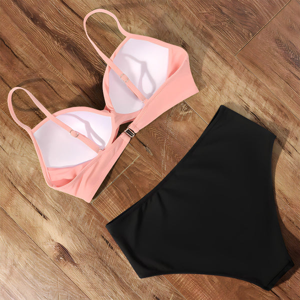 Roze en zwarte bikini op houten vloer, dames badmode, trendy zomerstijl, tweedelig setje, comfortabele pasvorm, strandkleding.
