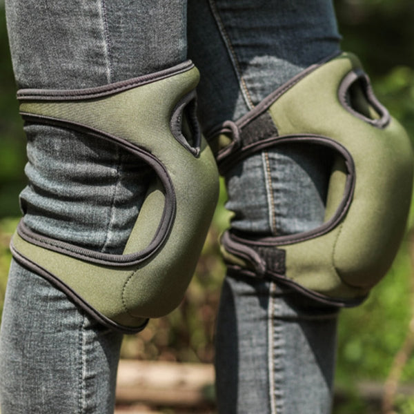 Groene kniebeschermers op spijkerbroek, ergonomisch ontwerp voor tuinieren en knielen, comfortabele en duurzame bescherming, buitengebruik.