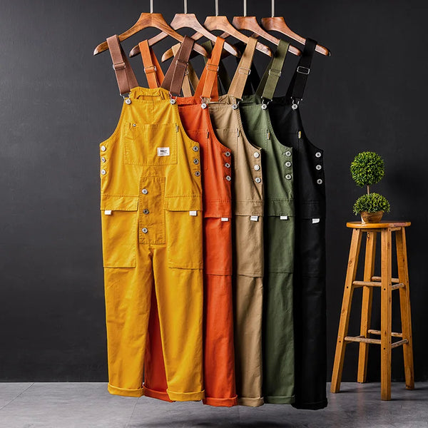 Vijf gekleurde cargobroek tuinbroeken voor heren op houten hangers, tegen een zwarte achtergrond. Perfect voor zomeroutfits en casual stijl.