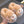 Pluche schapenpantoffels voor kinderen, beige en wit, met schattige oortjes en gezicht, perfect voor warme voeten in de winter.